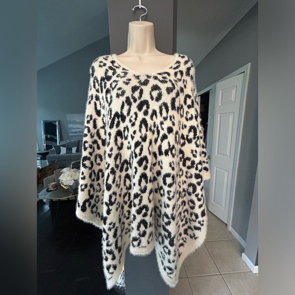 DO EVERYTHING IN LOVE - Leopard Print Poncho O/S